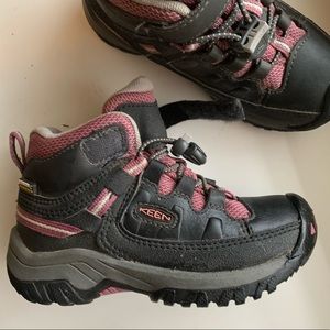 Kids Keen Hiking Boots 🥾 EUC